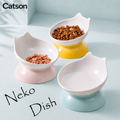 Catson Neko Dish™ erhöhte Keramik-Futternäpfe in Pastellfarben mit katzenförmiger Schale, teilweise mit Trockenfutter gefüllt