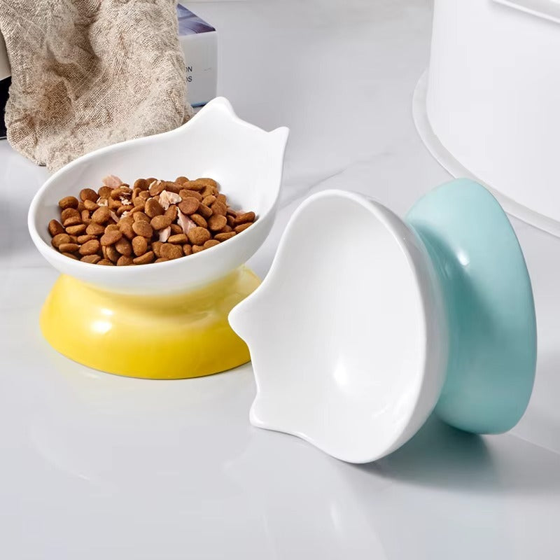 Catson Neko Dish™ erhöhte Keramik-Futternäpfe in Blau und Gelb mit katzenförmiger Schale, einer davon mit Trockenfutter