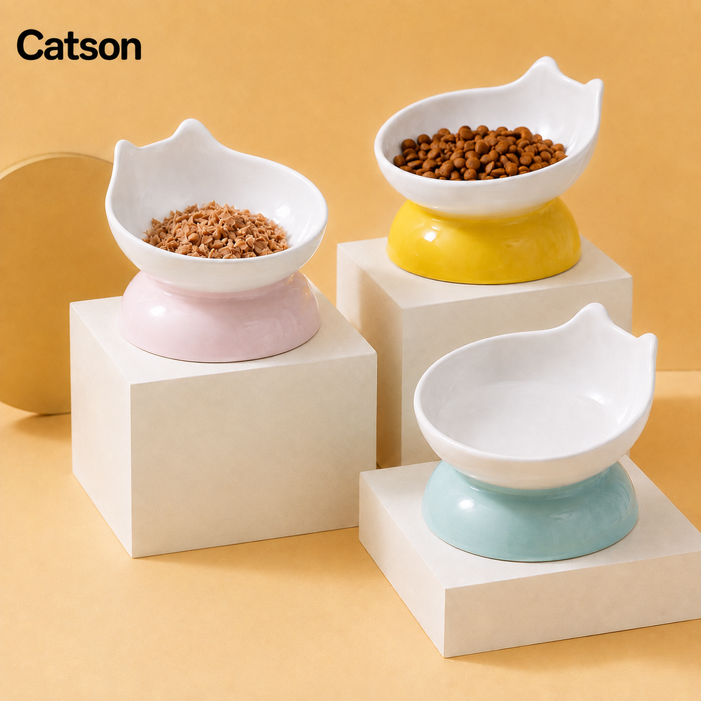 Catson Neko Dish™ erhöhte Keramik-Futternäpfe in Rosa, Gelb und Hellblau mit katzenförmiger Schale, teilweise mit Trockenfutter gefüllt